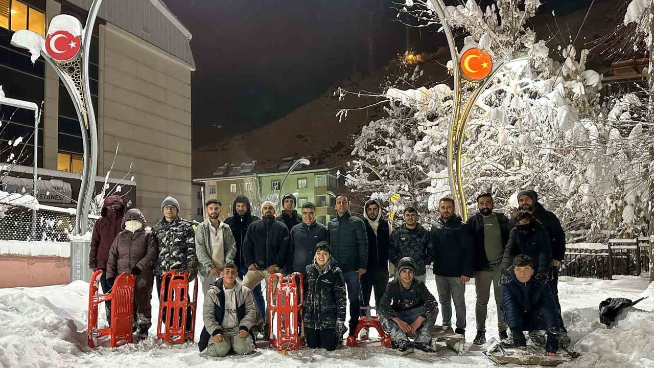 Çatak’ta öğrenciler kar tatilini kızak keyfine dönüştürdü