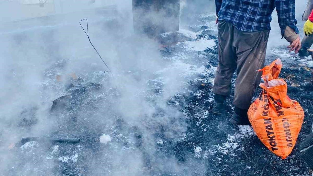 Çatak'ta soba bacası yangını: Çatı kullanılamaz hale geldi, 2 kişi dumandan etkilendi