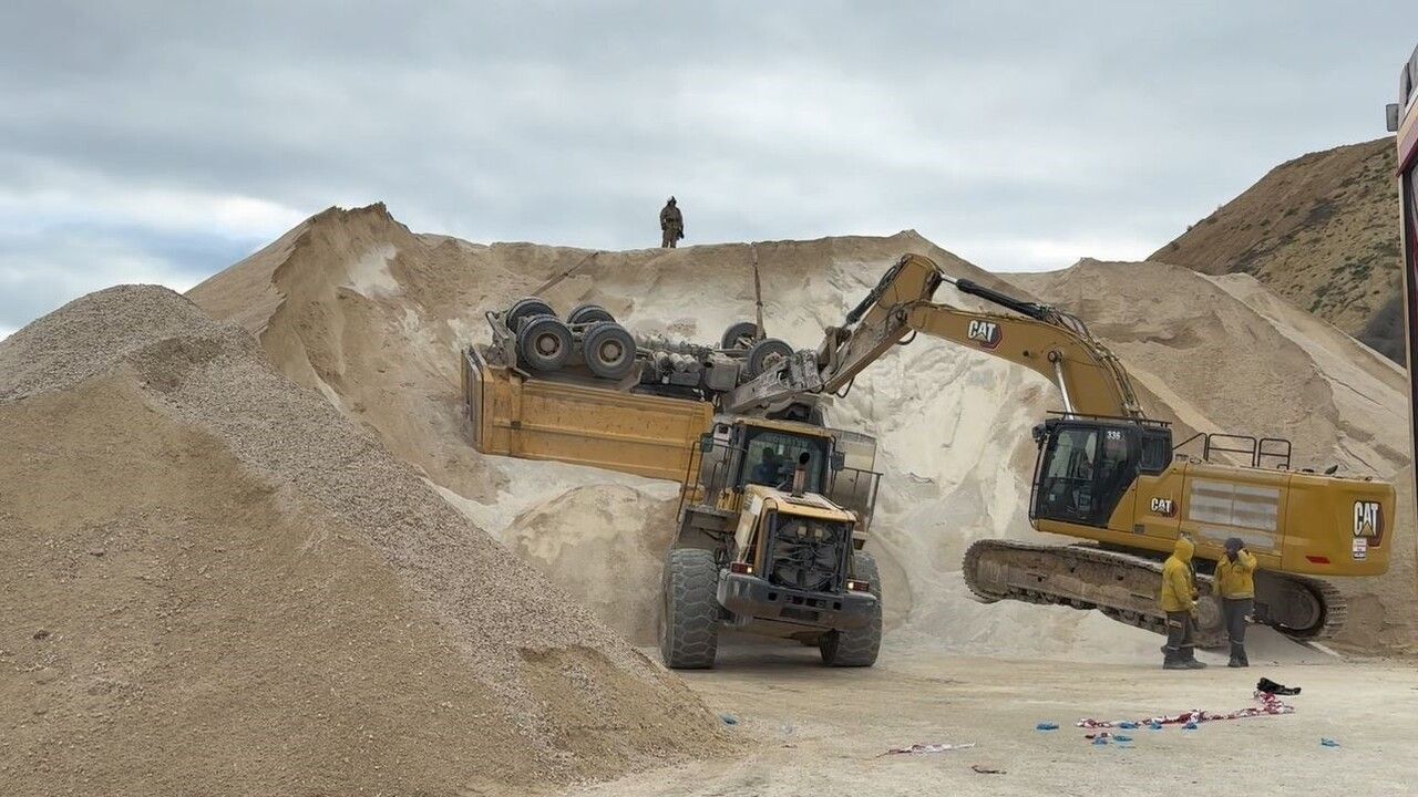 Çatalca'da taş ocağında kamyon devrildi: 64 yaşındaki sürücü yaşamını yitirdi
