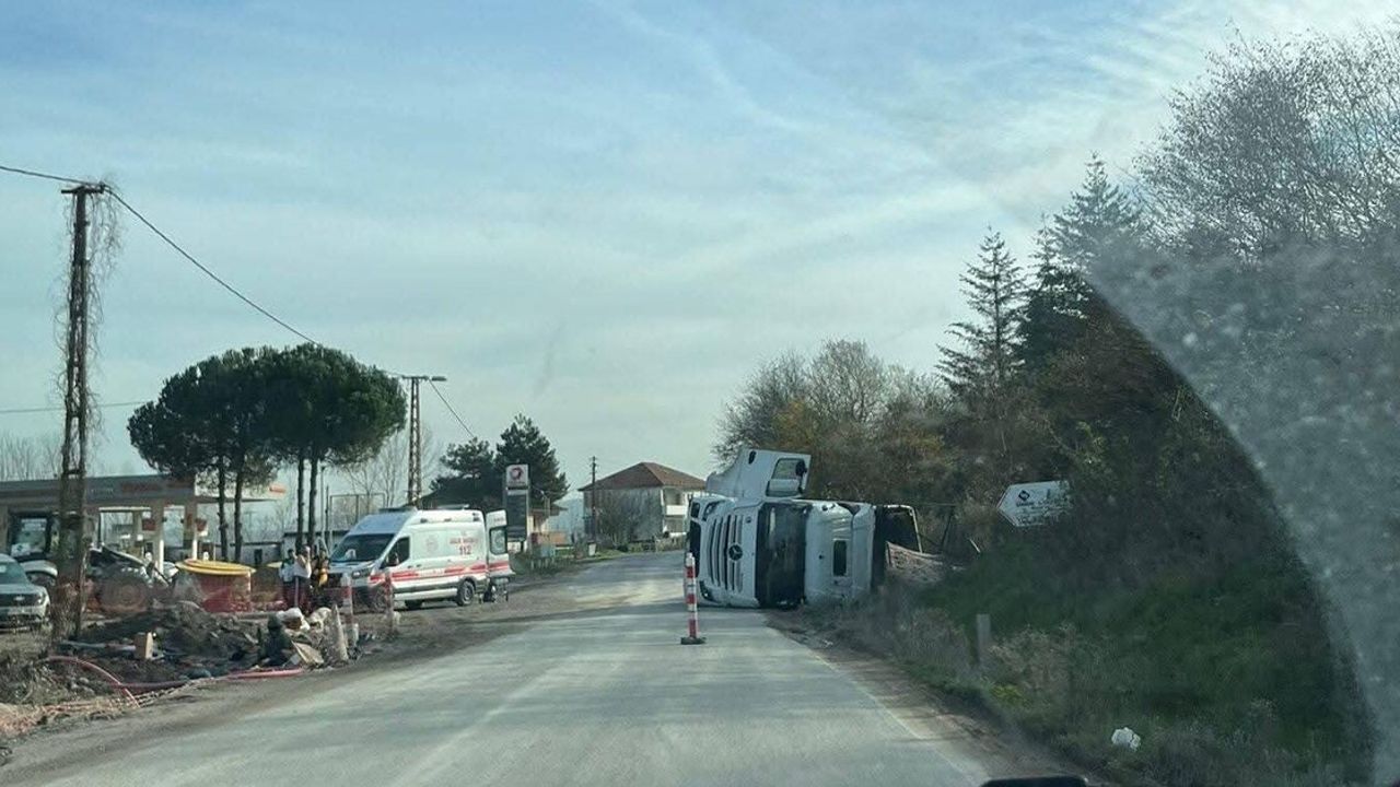 Çaycuma-Çömlekçi'de tır devrildi: sürücü hafif yaralandı
