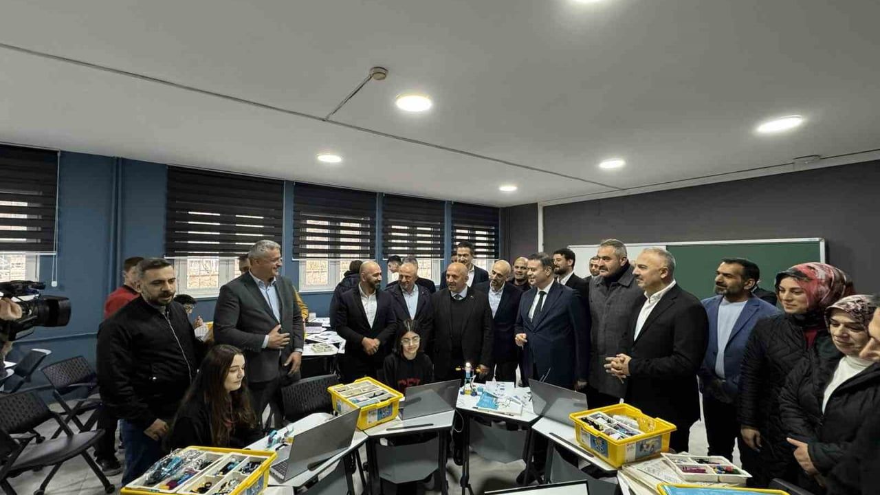 Çayeli Bakır'dan Çayeli Fen Lisesi'ne eğitim desteği: yenilikçi sınıf, bilgisayar sınıfı ve spor salonu açıldı