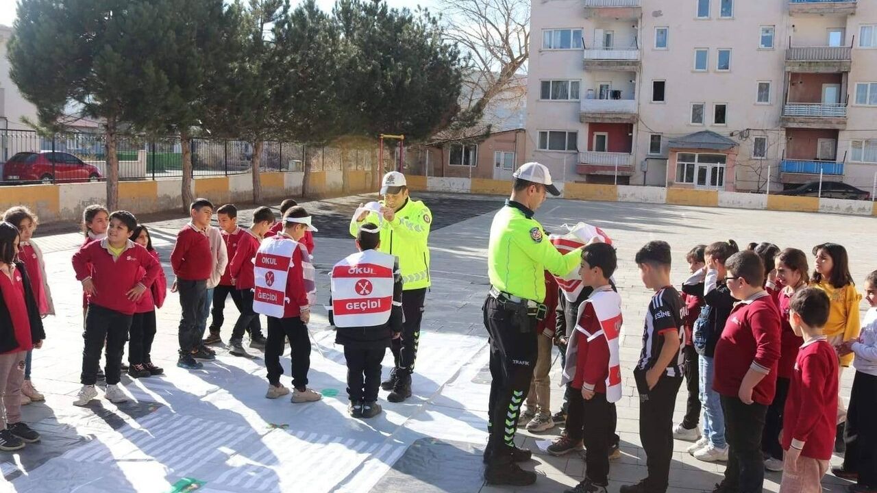 Çayırlı’da 29 Ekim İlkokulu öğrencilerine trafik güvenliği ve yaya önceliği eğitimi
