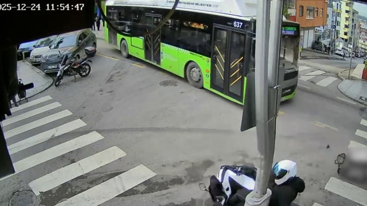 Çayırova'da belediye otobüsü ile motokuryenin çarpıştığı kaza güvenlik kamerasında