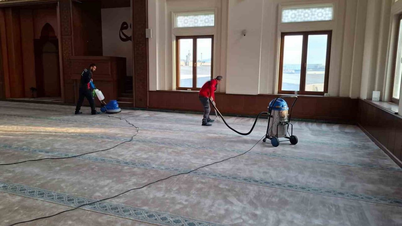 Çayırova'da camiye giren köpek sonrası detaylı dezenfeksiyon yapıldı