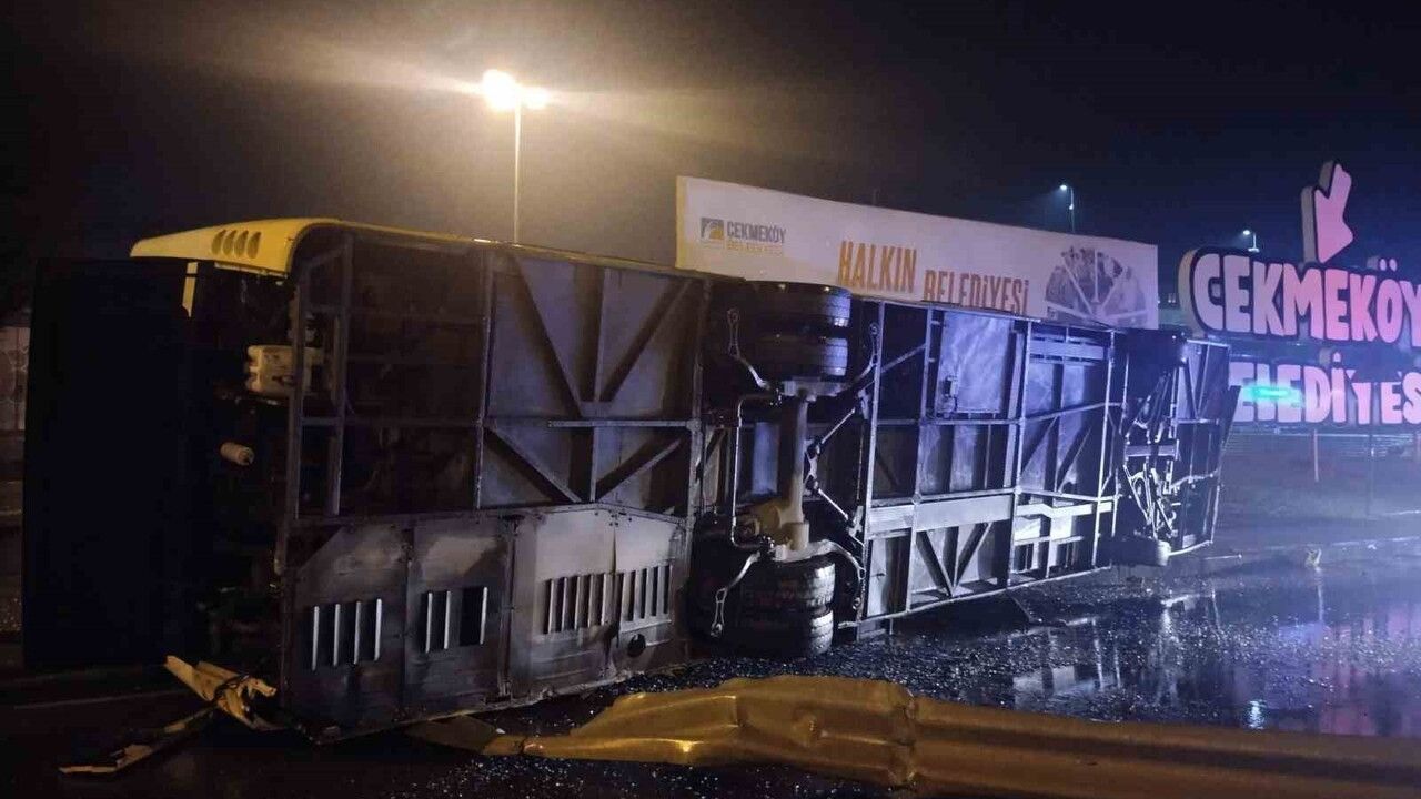 Çekmeköy'de kontrolünü kaybeden özel halk otobüsü bariyerleri aşarak devrildi