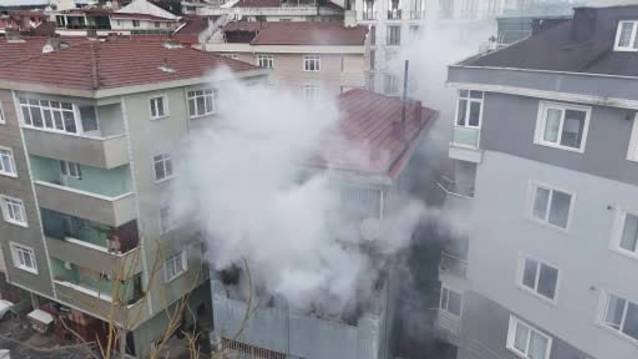 Çekmeköy'de mobilya atölyesinde çıkan yangın, 3 katlı bina kullanılamaz hale geldi