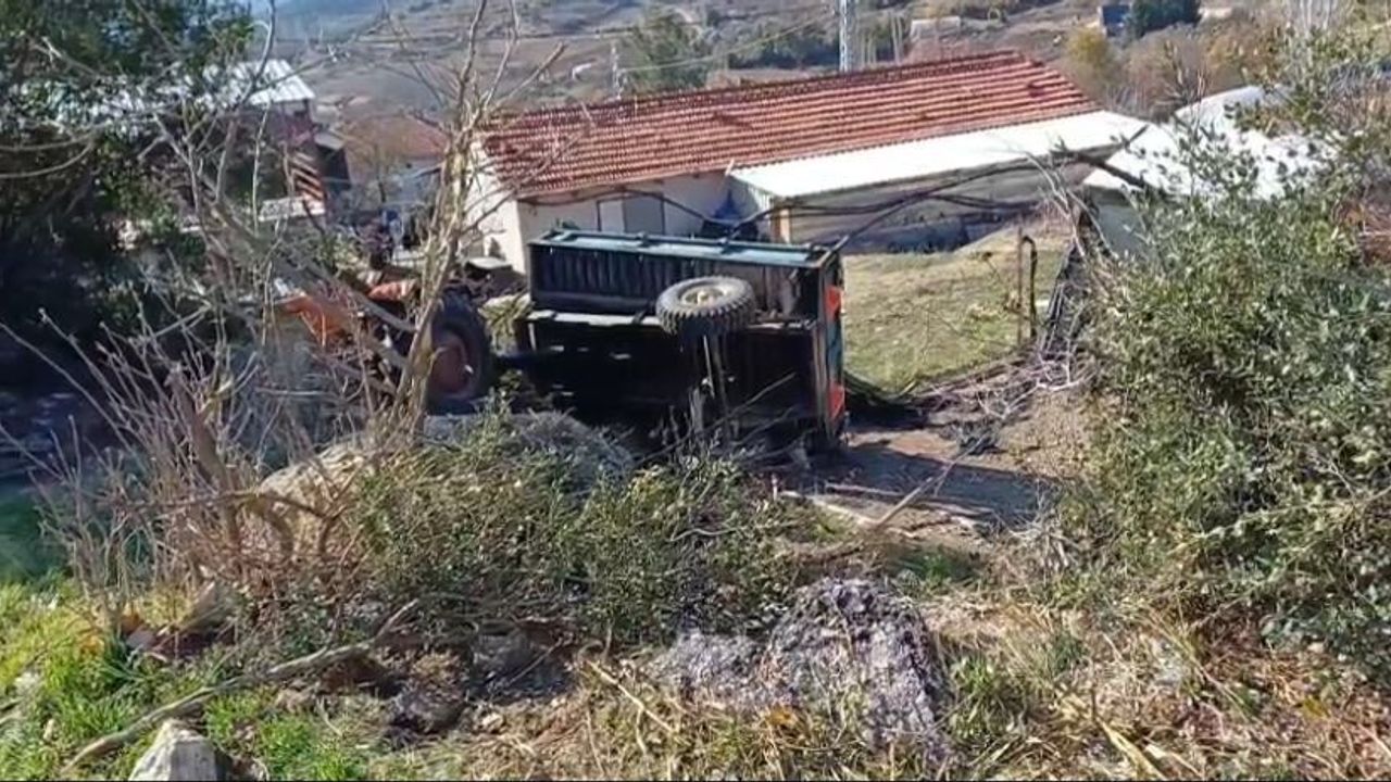 Çeltikçi'de traktör ile park halindeki otomobil çarpıştı: 3 kişi yaralandı