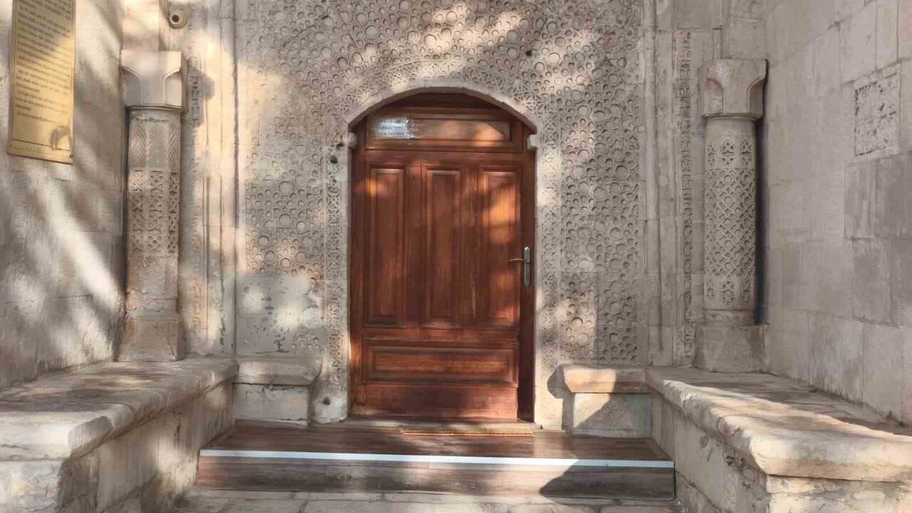 Çemişgezek'te 1404 tarihli Yelmaniye Camii ve nadir denge sütunları