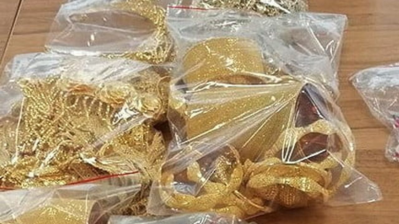 Ceplerinde 200 bin euro değerinde altın ve platin takılarla sınırda yakalandı