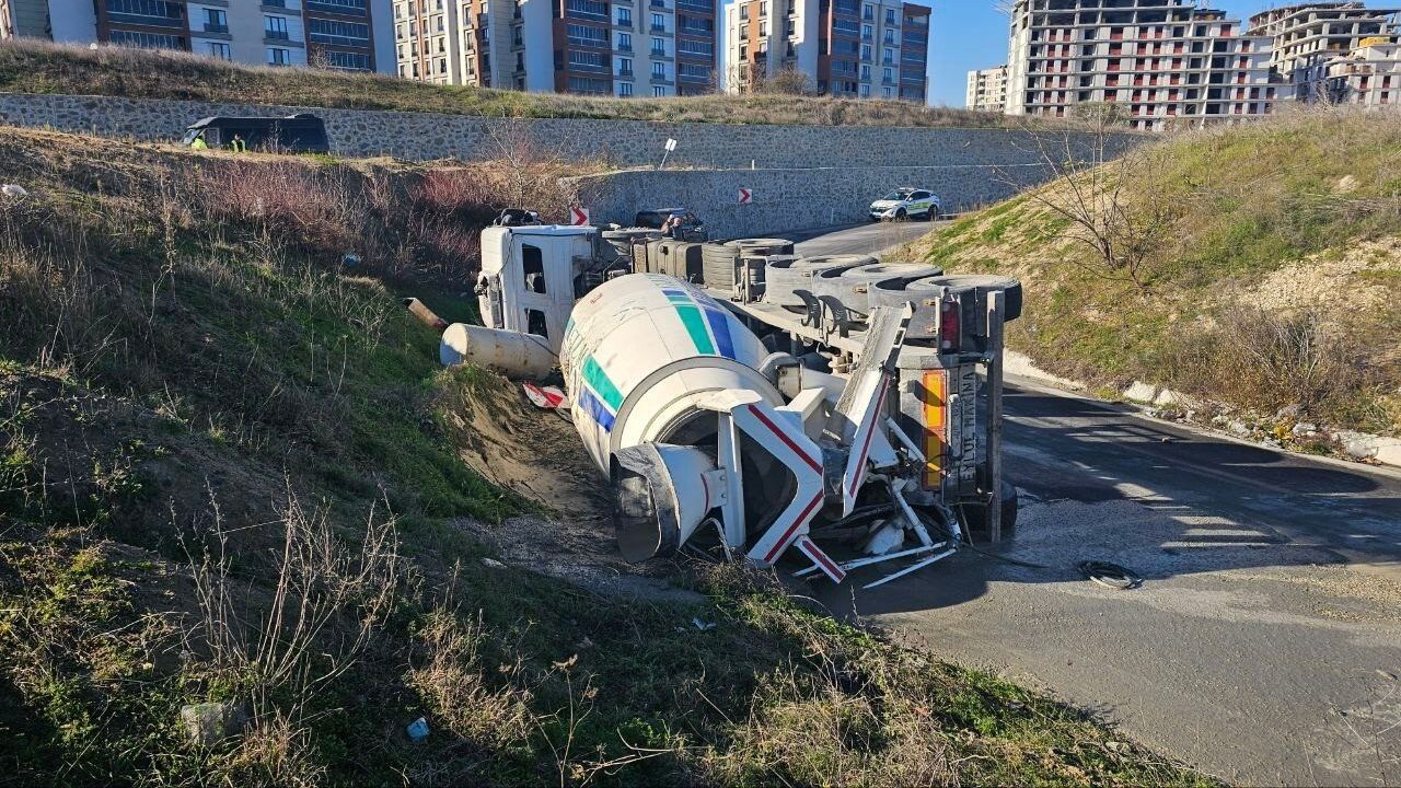 Çerkezköy’de beton mikseri virajı alamayıp devrildi; sürücü yaralandı
