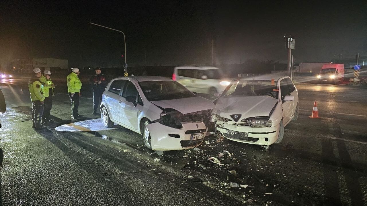 Çerkezköy’de kırmızı ışık ihlali sonucu kavşak kazası: 2 yaralı