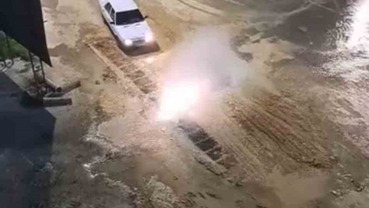 Çerkezköy'de patlayan su borusu: vatandaş aracını fışkıran suyla yıkadı