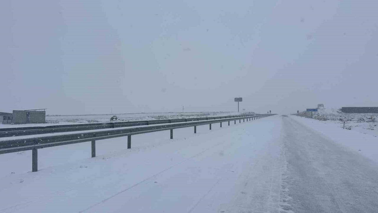 Çermik–Siverek kara yolunda kar yağışı ulaşımı aksattı