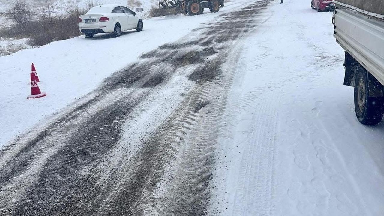 Çermik'te karla mücadele: Belediye yol açma ve tuzlama çalışmalarını başlattı