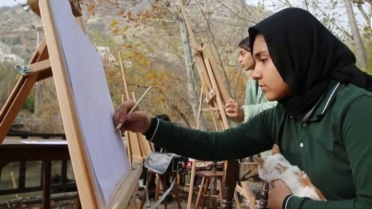 Çermik’te öğrenciler tarihi ve doğayı tuvale taşıyor: 'Sanatı Sınıftan Çıkarıyoruz' projesi