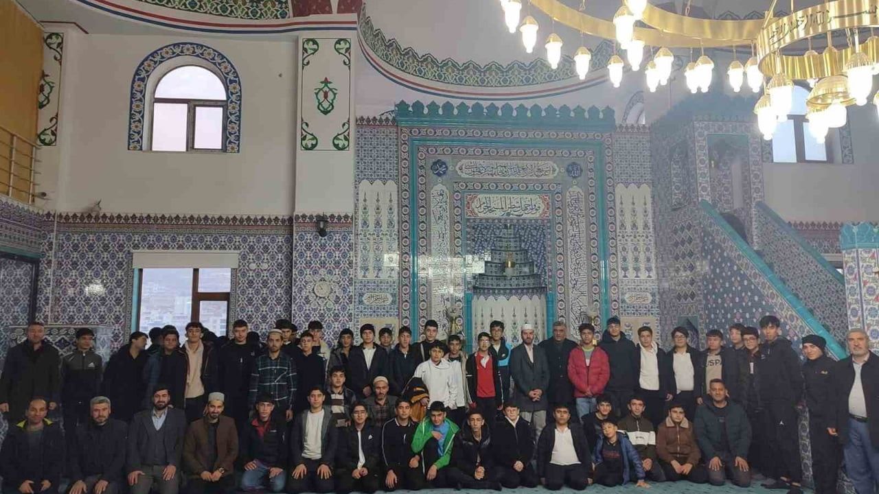 Çermik’te sabah namazında cami-gençlik buluşması düzenlendi