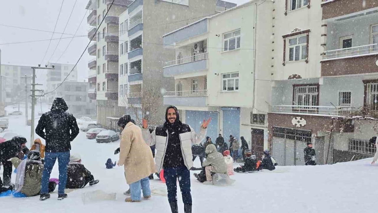 Çermik'te uzun yılların ardından kar sevinci: Çocuklar sokaklara taştı