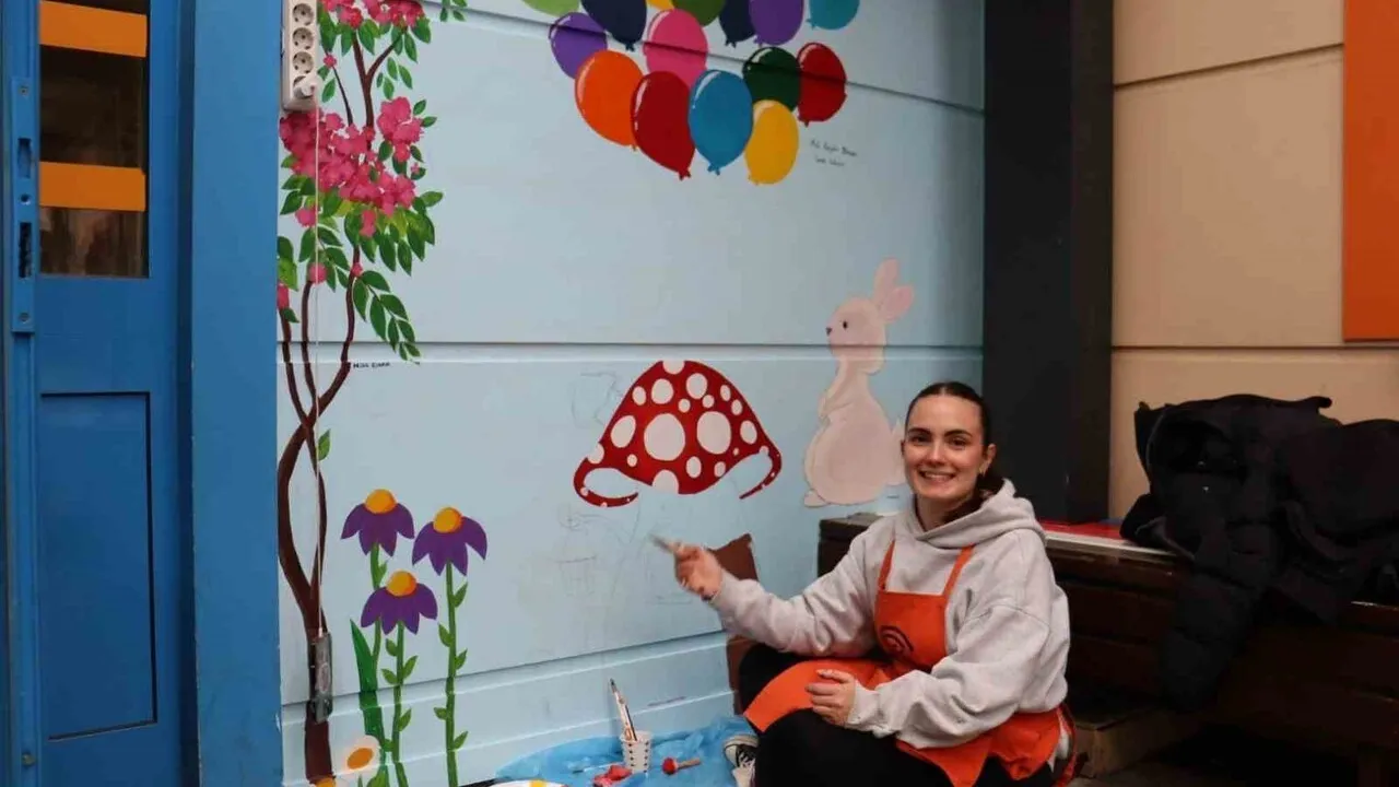 Cerrahpaşa Tıp Fakültesi öğrencileri 'Beyaz Önlükler Renkli Duvarlar' ile pediatri duvarlarını renklendirdi