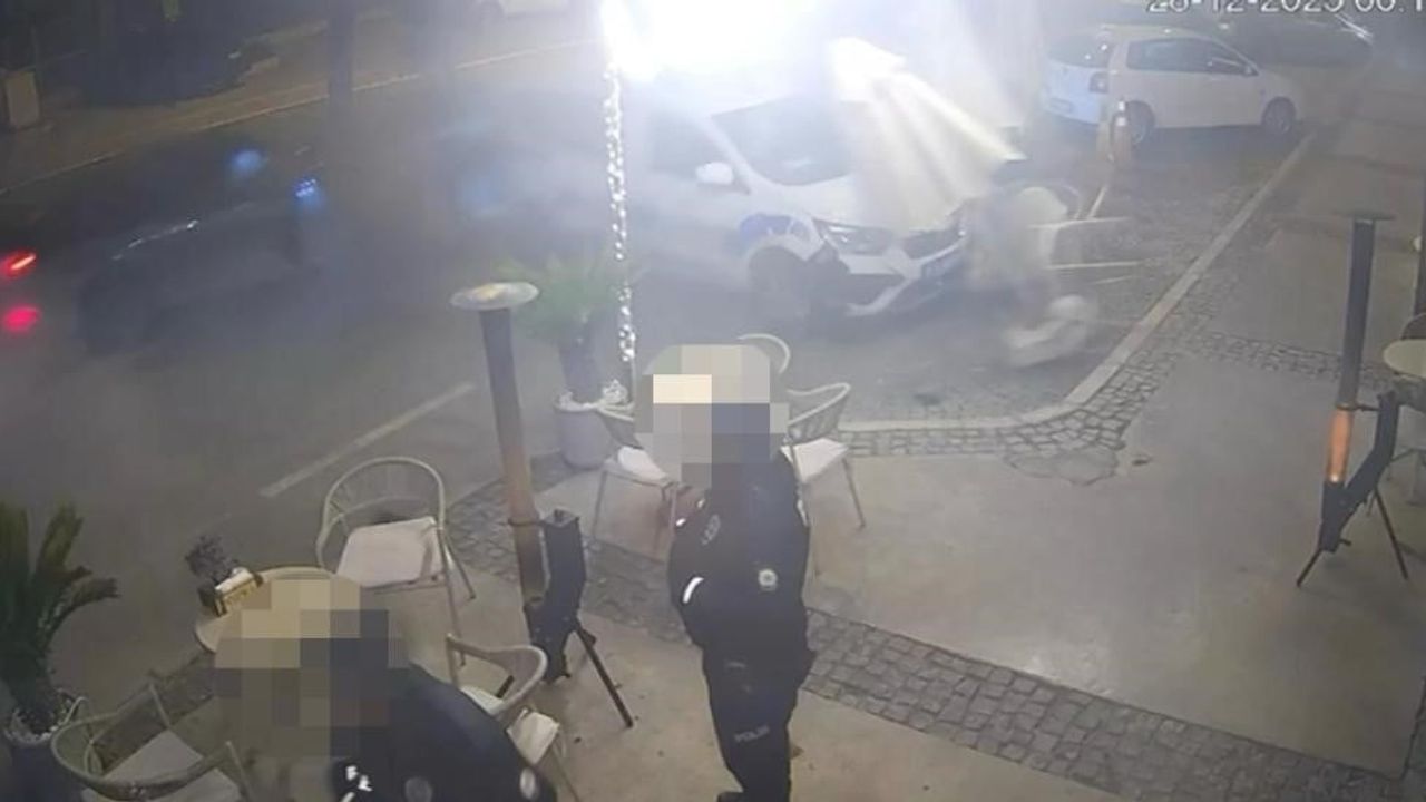 Çeşme Alaçatı'da otomobilin park halindeki polis aracına çarpması güvenlik kamerasında