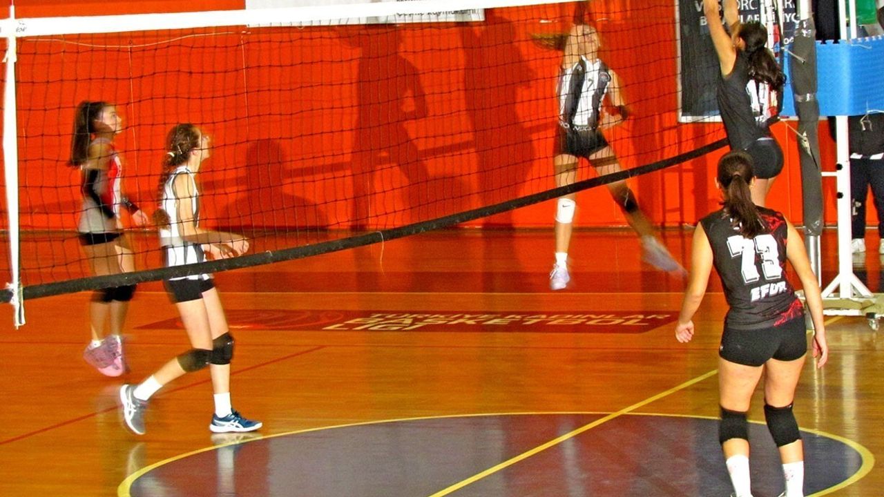 Çeşme Belediyespor Küçük Kız Voleybol Takımı sezonu bir hafta kala şampiyon tamamladı
