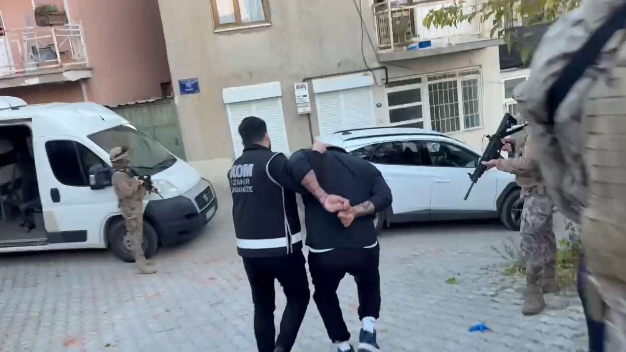 Çeşme’de özel harekat destekli ortak operasyonla 11 yıl 9 ay hapis cezası olan firari yakalandı