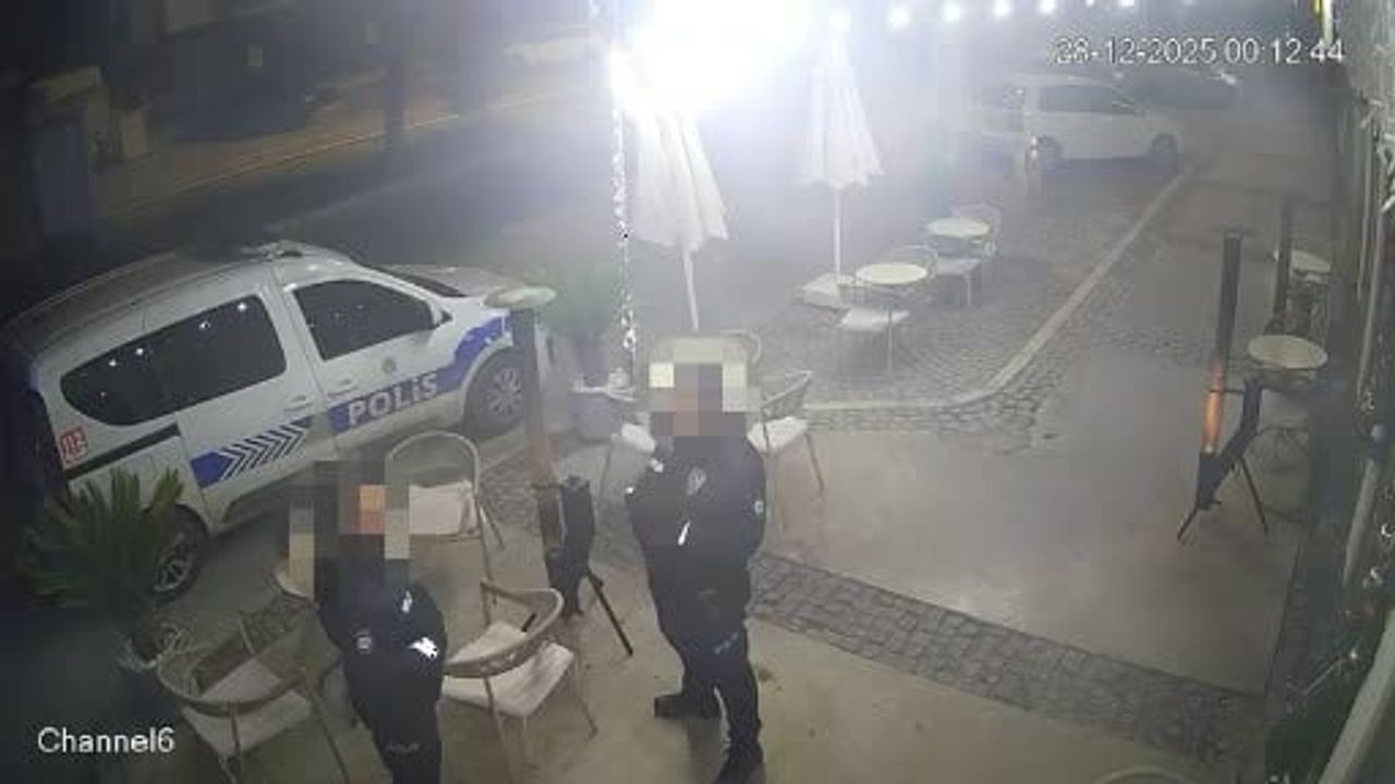 Çeşme'de park halindeki polis aracına çarpma anı güvenlik kamerasına yansıdı