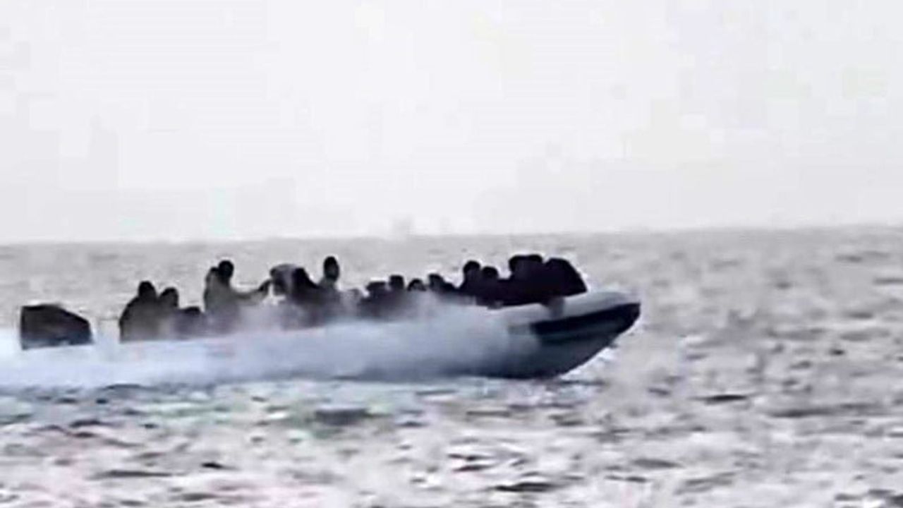 Çeşme Ildırı Tekeburnu açıklarında Sahil Güvenlik mülteci botunu takibe aldı