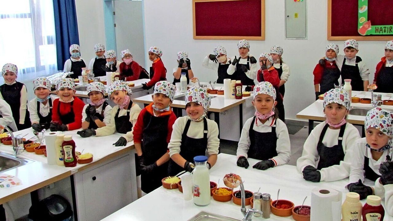 Çeşme Namık Kemal İlkokulu'nda Kumpir Etkinliği: Öğrenci ve Veli İş Birliği Öne Çıktı