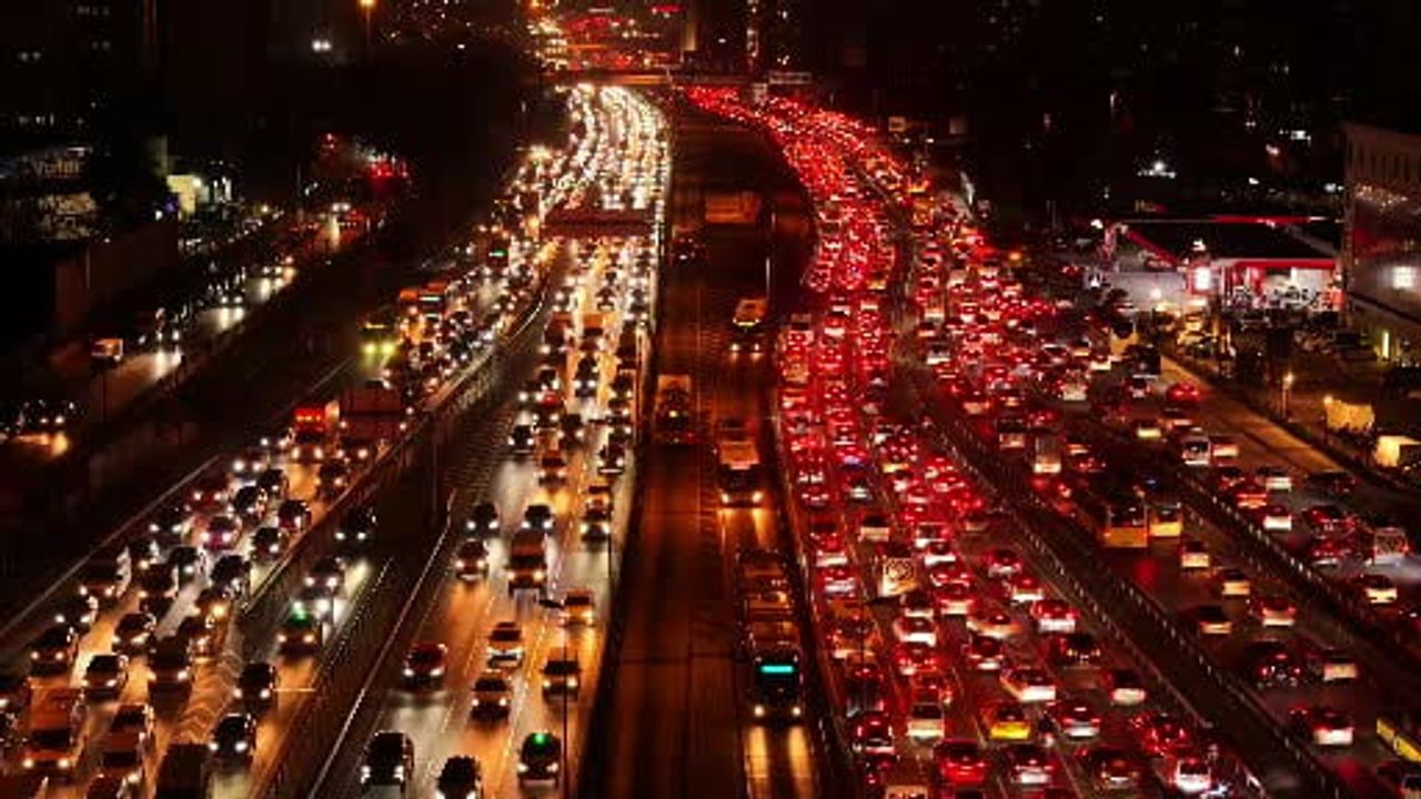 Cevizlibağ’da E-5’te iş çıkışı trafik yoğunluğu yüzde 81’e ulaştı