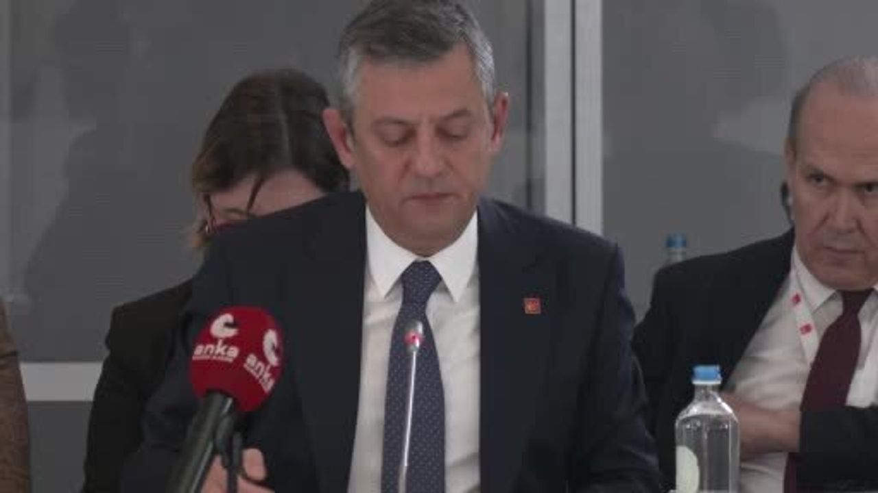 CHP Genel Başkanı Özgür Özel'den Brüksel'de çağrı: İngiliz İşçi Partisi'nin Erdoğan'la dayanışması eleştirildi