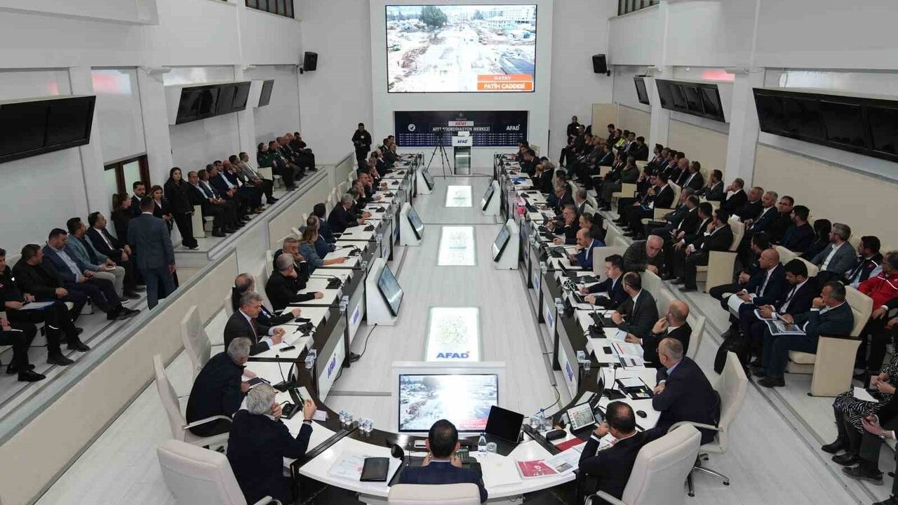 CHP'li Serkan Topal, Hatay'daki yeniden inşa çalışmalarını ve Murat Kurum'u takdir etti