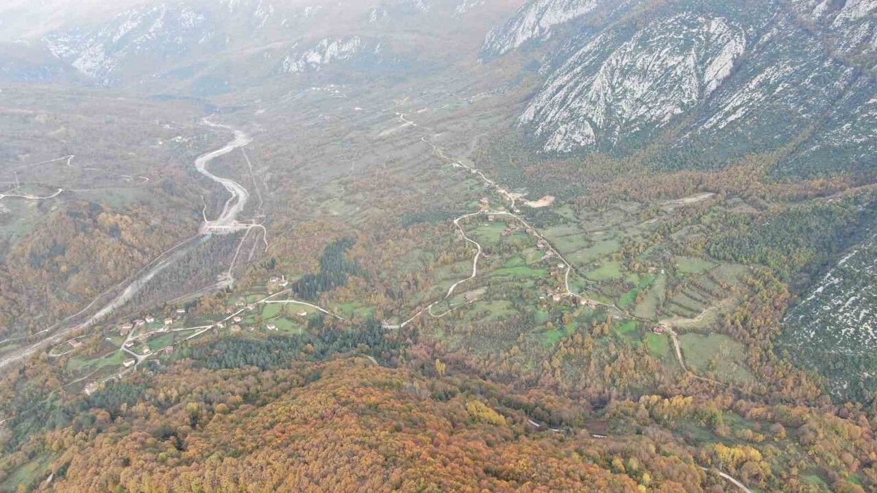 Cide Şenköy'de sonbahar: Sarıçam evleri ve kanyon rotaları doğaseverleri çekiyor