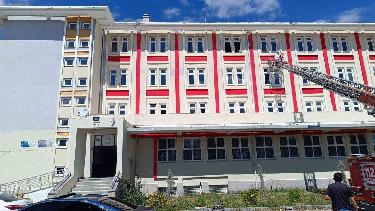 Çiftlik Anadolu İmam Hatip Lisesi'nde Müdür Yardımcısı Okulun Dış Cephesini Kendisi Yeniledi