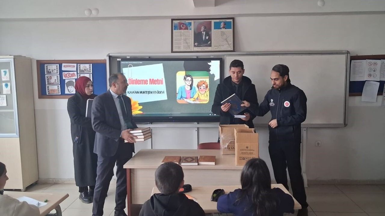 Çıldır'da ÇEDES Projesi Kapsamında Öğrencilere Kur’an-ı Kerim Hediye Edildi