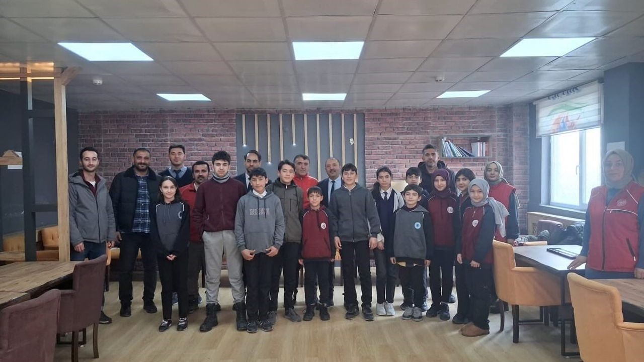 Çıldır'da Ortaokullar Arası Mangala İlçe Finali: Şehit Taner Karadeniz Ortaokulu Birinci Oldu