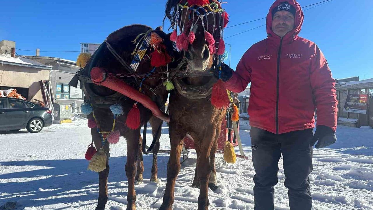 Çıldır Gölü'nde Atlı Kızaklar Sezona Hazırlandı