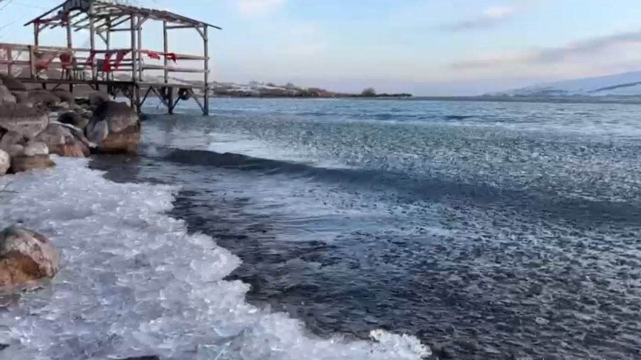 Çıldır Gölü'nde çözülme sonrası buz kütleleri sahile vurdu