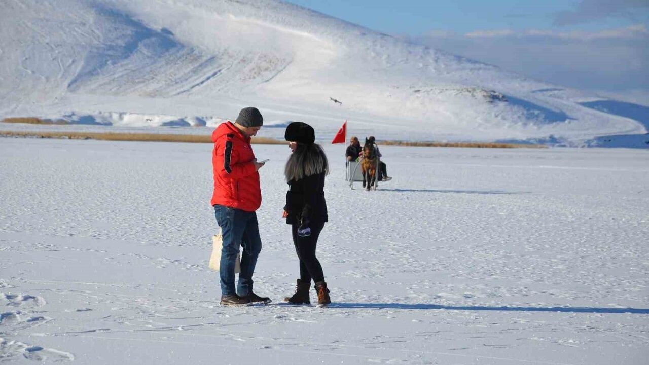 Çıldır Gölü'nde kış sezonu açıldı — Atlı kızaklar ve halaylar göl üzerinde buluştu