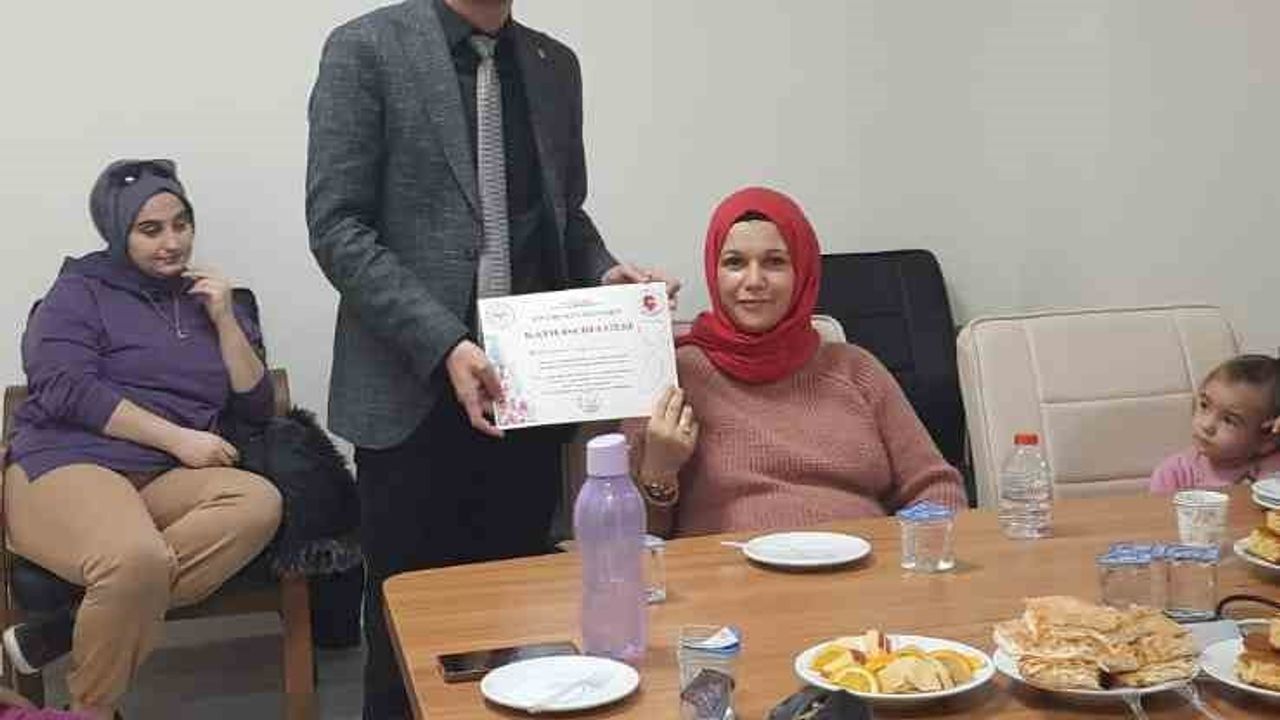 Çine’de Gebe Okulu ve Bebek Akademisi eğitimlerini tamamlayan anne adaylarına katılım belgeleri verildi