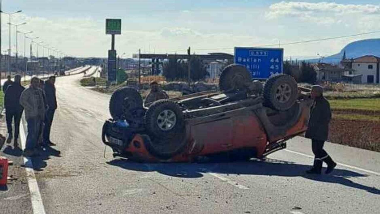 Çivril'de aksı kırılan pikap refüje çarparak takla attı: Sürücü ve yolcu yara almadı