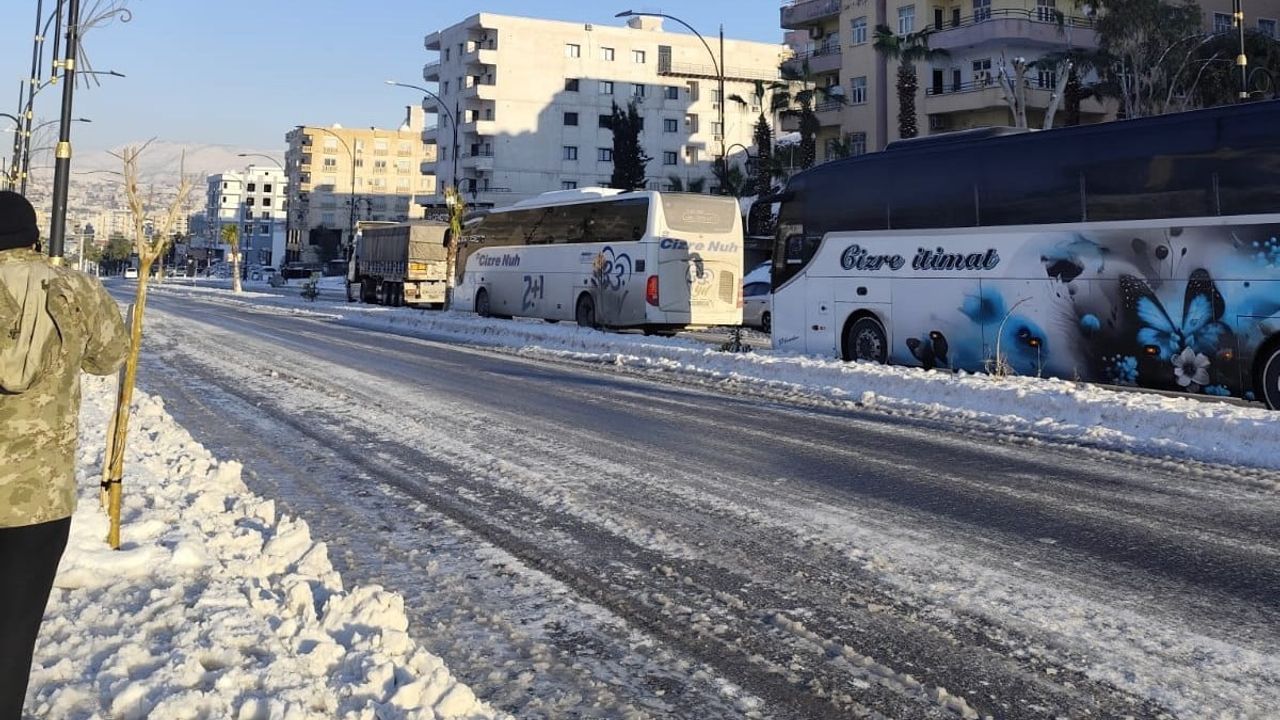 Cizre’de kar hayatı durdurdu: Yollar buz pistine döndü