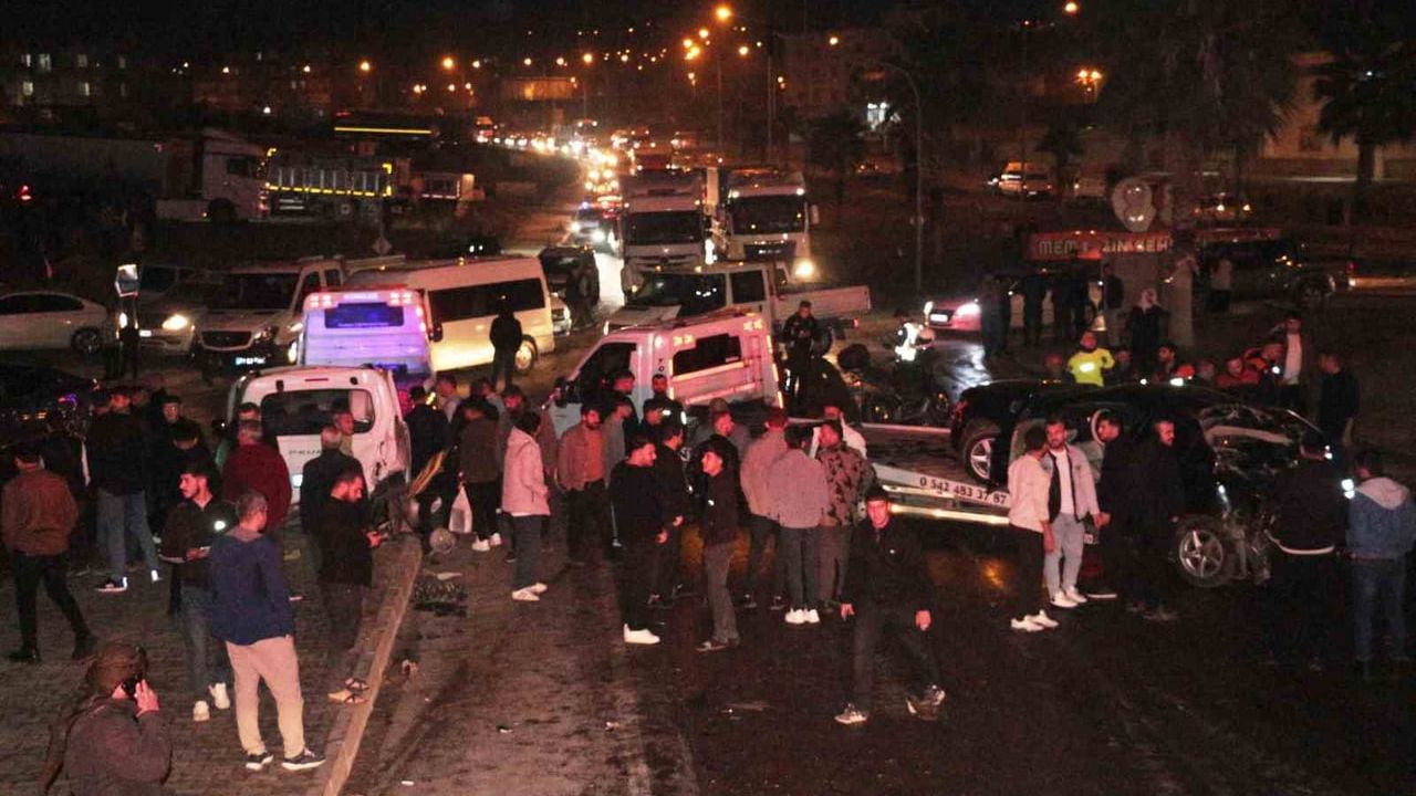 Cizre’de vinç kazasının güvenlik kamerası görüntüleri: Şoför aracından atladı, 6 araç hasar gördü