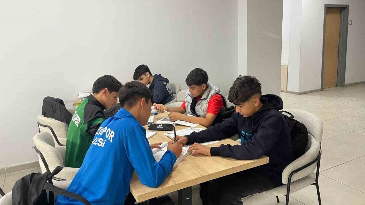 Cizre Diclespor U15 futbolcuları antrenmandan 100. Yıl Kütüphanesi'ne uzanan eğitim rutini kurdu