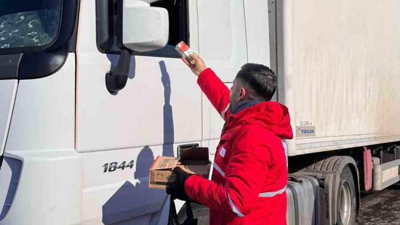 Cizre Kızılay, Cizre-Nusaybin Karayolunda Mahsur Kalan Tır Şoförlerine Sıcak Destek Sağladı