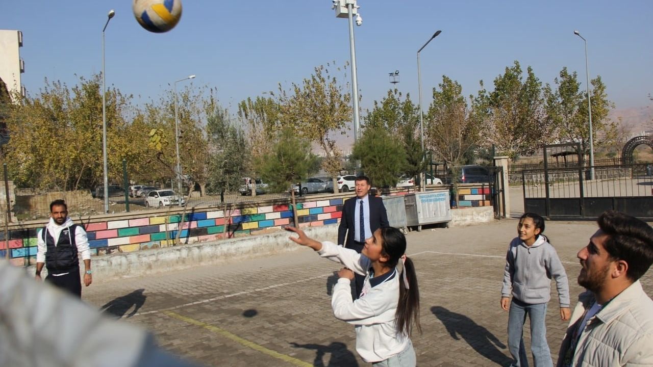 Cizre Milli Eğitim Müdürü Şahan İke Vatan Ortaokulu öğrencileriyle voleybol oynadı