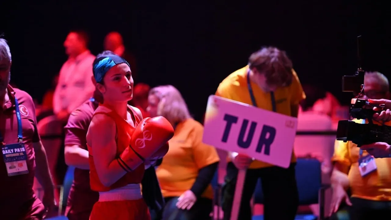 Cizreli milli boksör Nurselen Yalgettekin, Budapeşte'de U23 Avrupa şampiyonu oldu