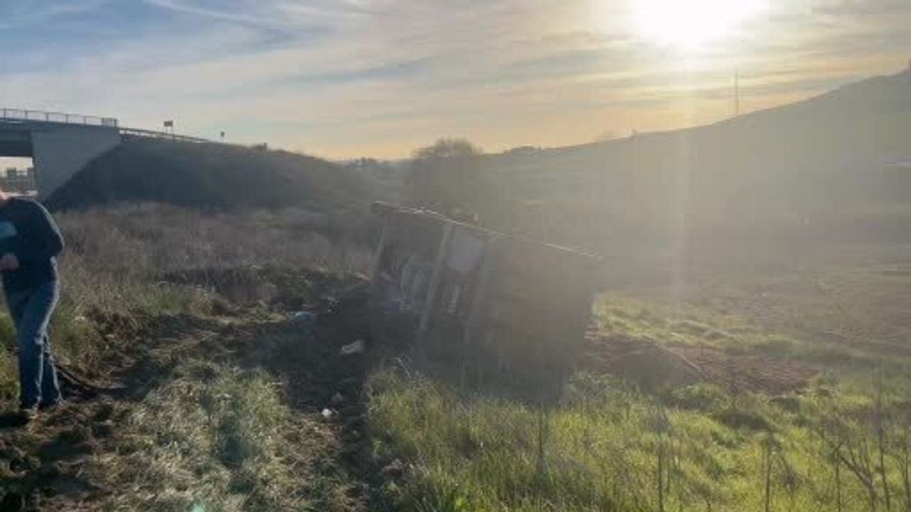 Çorlu'da bariyere çarpan kum yüklü kamyon metrelerce sürüklendi; şoför emniyet kemeriyle yara almadan kurtuldu