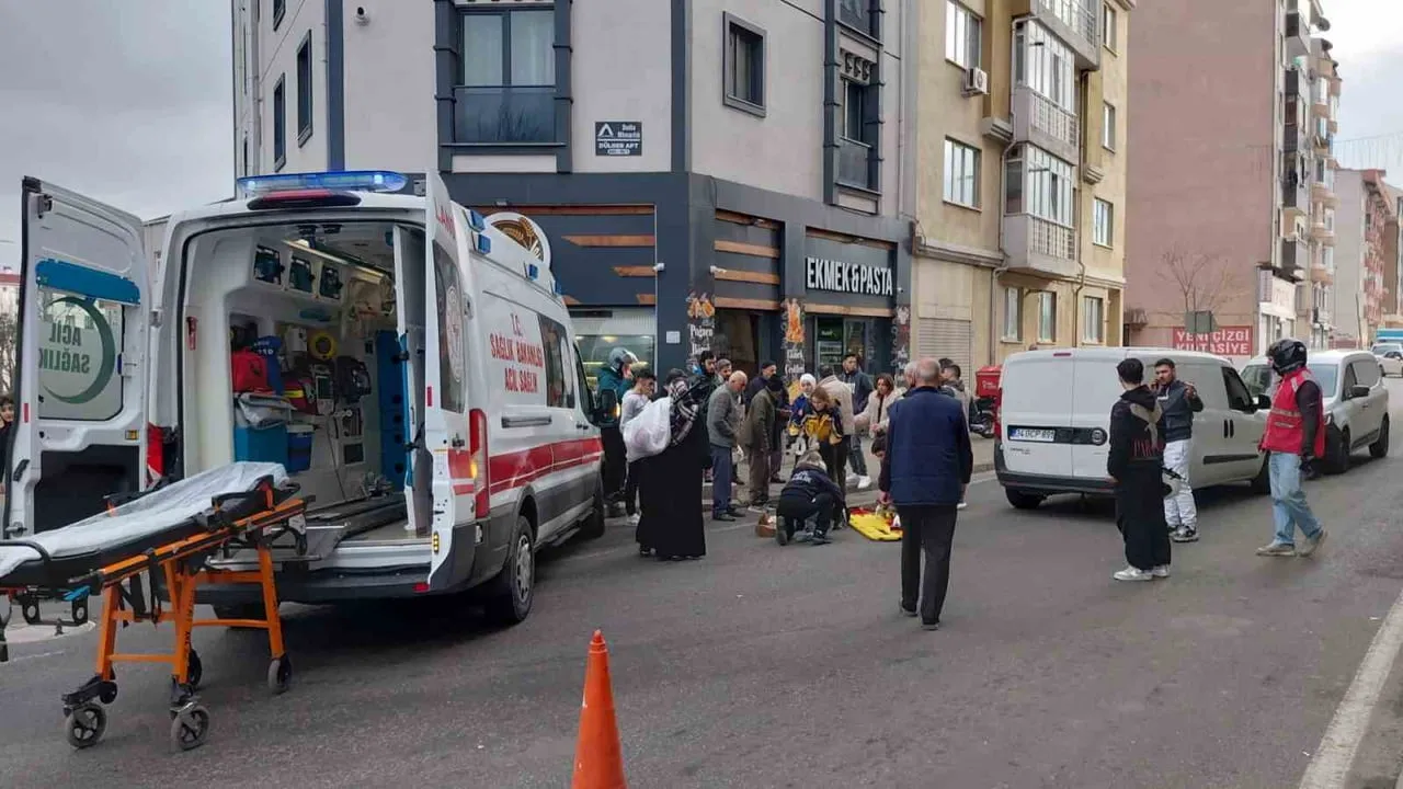 Çorlu'da kavşakta yaya çarpması: Kaza anı kameraya yansıdı