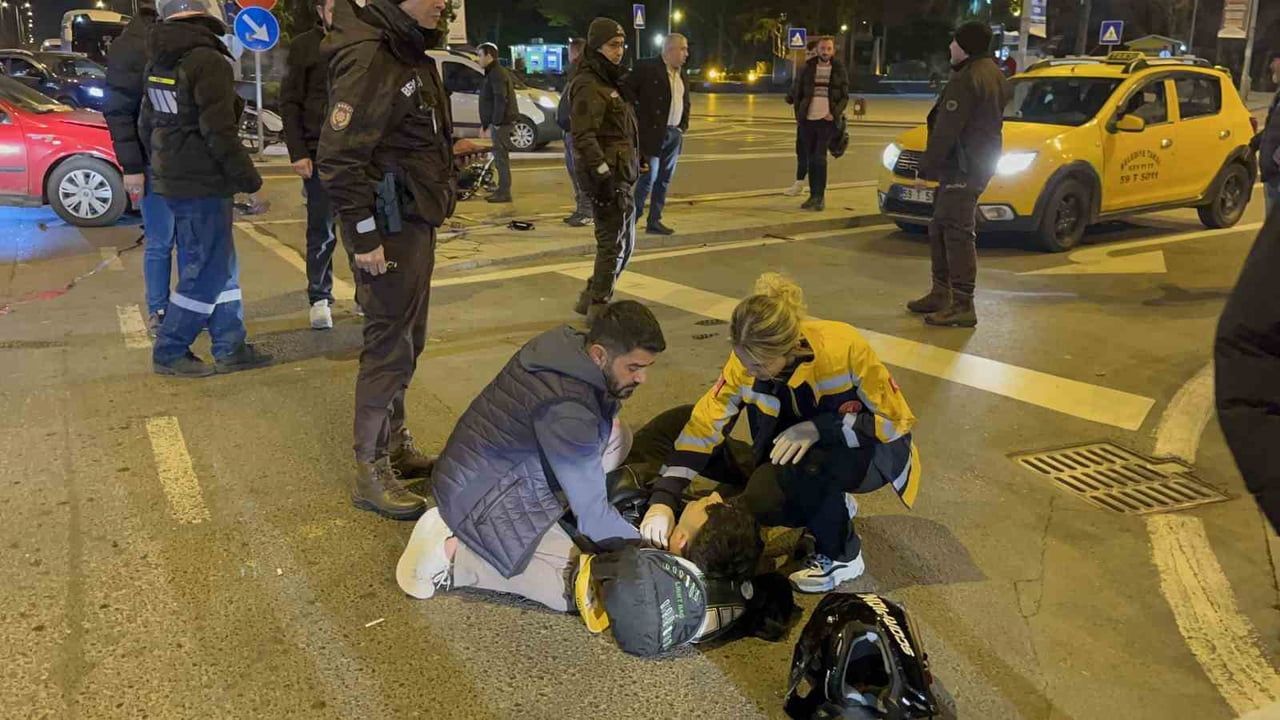 Çorlu'da motosiklet otomobille çarpıştı; sürücü araç üzerinden takla atarak yaralandı