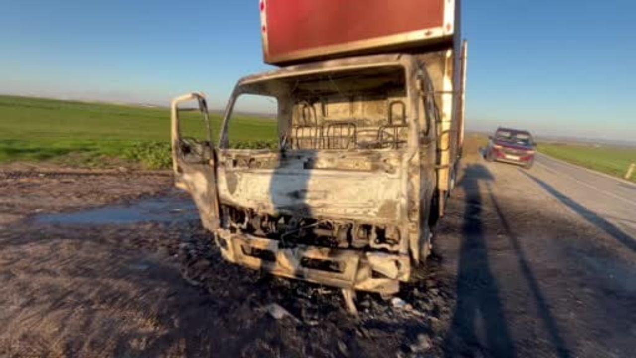 Çorlu'da seyir halindeki kamyonetin kabini yanarak hurdaya döndü